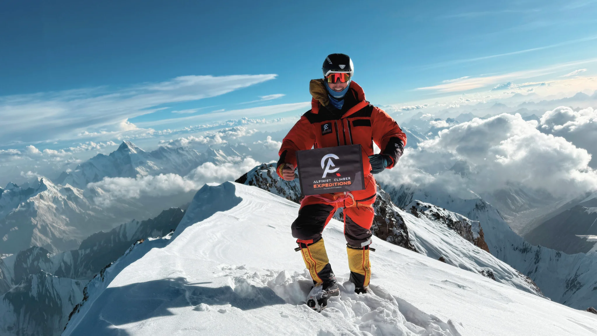 8000M